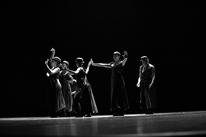 la compagnie pierre de lune danse lors du spectacle de l'association Enfant en danger en janvier 2023