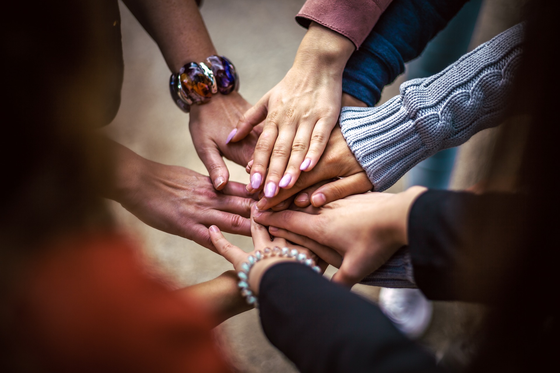 Image-par-Bob-Dmyt-de-Pixabay - des mains se rejoignent au centre de la photo pour illustrer l'idée de partenariat
