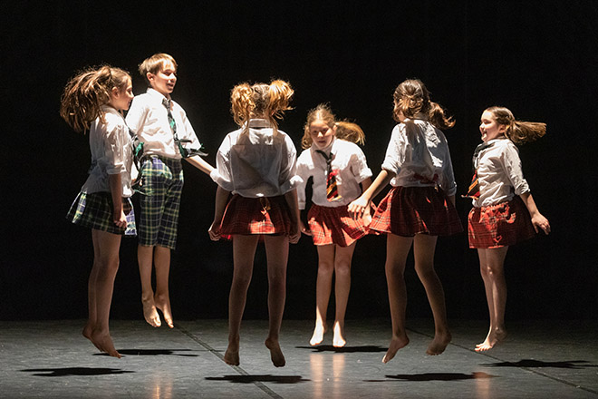 Les enfants dansent lors des regards chorégraphiques de la Fédération Française de la Danse en 2023 à Miramas