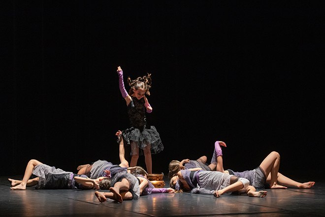 Les ados dansent lors des regards chorégraphiques de la Fédération Française de la Danse en 2023 à Miramas