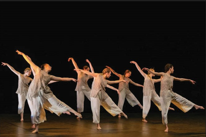 Les ados/jeunes adultes dansent lors des regards chorégraphiques de la Fédération Française de la Danse en 2023 à Miramas