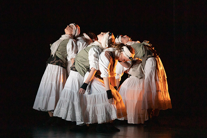 Les jeunes adultes dansent lors des regards chorégraphiques de la Fédération Française de la Danse en 2023 à Miramas
