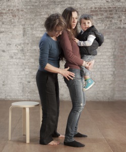 mouvement de la praticienne Feldenkrais aux côtés d'une mère qui porte son enfant - photo : ©internationale-Feldenkrais®Federation-et-Robert-Golden-Tous-droits-réservés