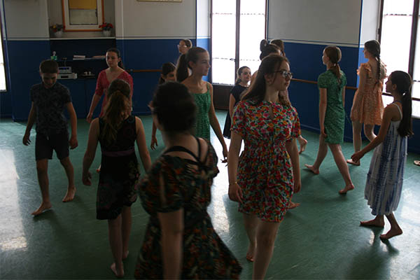 Les jeunes adultes et adultes d'Hélixes répètent les morceaux qui seront dansés lors du Festival Scènes Ouvertes de danse à embrun en juin 2023 - photo de groupe tous âges