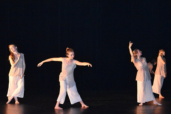 les ados et les jeunes adultes de la Compagnie Pierre de Lune - Hélixes dansent en première partie du spectacle du Conservatoire de musique et de danse à Gap en juin 2023