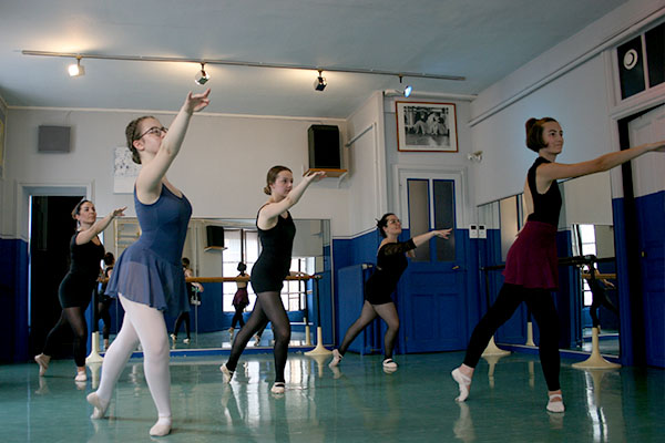 jeunes adultes et adultes en cours de danse classique - adage