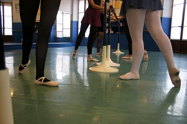 jeunes adultes et adultes en cours de danse classique - échauffement à la barre