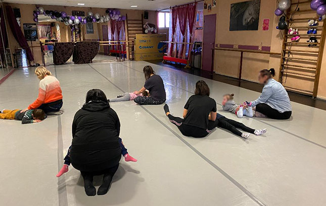 dans la salle DK Danse : atelier dansant parent-enfant proposé par virginie perret-reiso