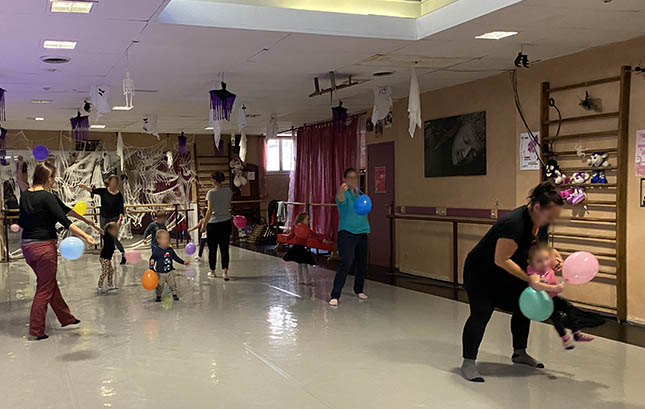 atelier dansant parent-enfant de 2-4-ans du 25 octobre 2023 à Gap, proposé par Virginie Perret-Reiso : parents et enfants jouent avec des ballons. Image principale de l'article. Visuel principal de l'article.