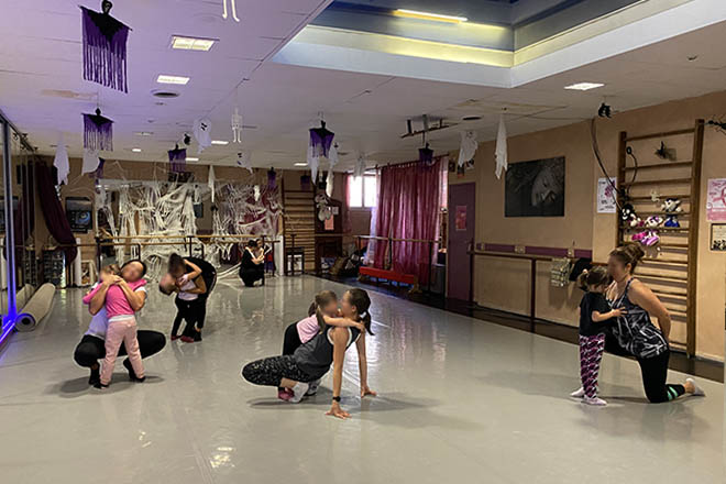 Atelier dansant parent-enfant de 5-7-ans du 25 octobre 2023 à Gap, proposé par Virginie Perret-Reiso : chaque parent et son enfant font des mouvements en étant enlacés au sol