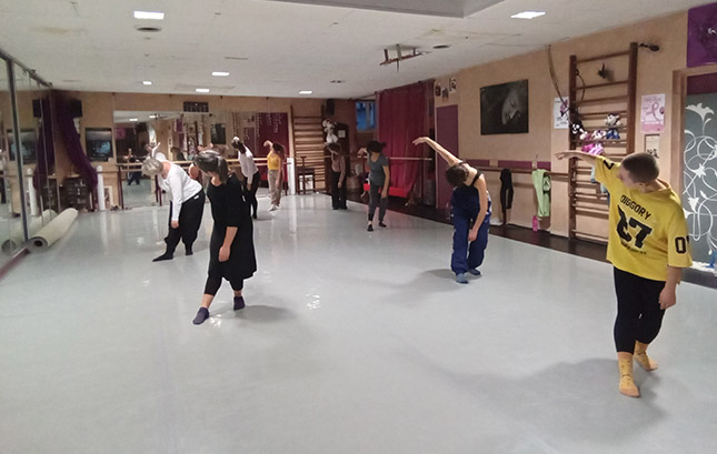 dans le cadre des stages danse classique et danse contemporaine : photo d'un cours de danse contemporaine, mouvement de la chorégraphie