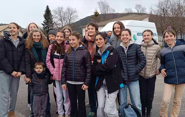 Hélixes, Pierre de Lune, participation aux sélections départementales des Regards Chorégraphiques 2024 à Fos sur mer - photo de groupe au départ de cette aventure... - photo : Laure