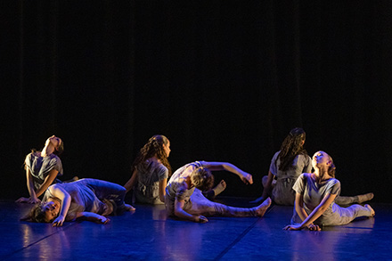 Les jeunes adultes de la Compagnie Pierre de Lune - Hélixes présentent leur chorégraphie aux Regards chorégraphiques 2025. Photo de groupe. Les danseuses se déplacent au sol en roulant d'un côté à l'autre de la scène.